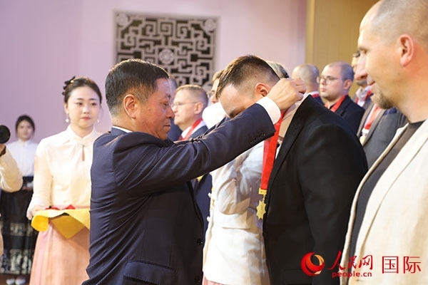 中國(guó)駐俄羅斯大使張漢暉為獲獎(jiǎng)?wù)哳C獎(jiǎng)。人民網(wǎng)記者 肖新新攝