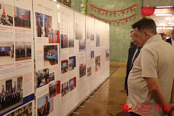 與會(huì)嘉賓參觀中俄科技創(chuàng)新合作圖片展。人民網(wǎng)記者 肖新新攝