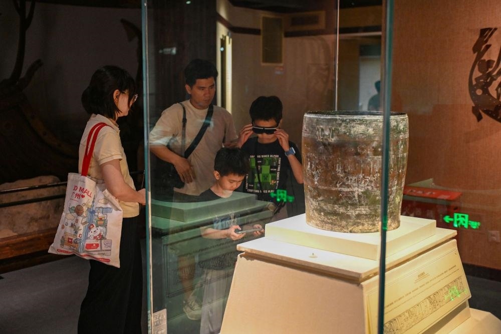 △2025年5月18日，游客在廣東廣州南越王博物院（王墓展區(qū)）體驗AR眼鏡智慧導覽服務。