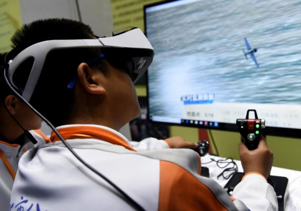 北京市八一學(xué)校的學(xué)生在北京市中小學(xué)生特色科技活動展示上體驗VR技術(shù)（2018年11月24日攝）新華社記者 羅曉光 攝。