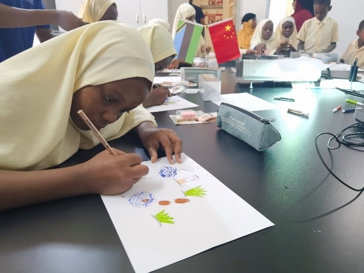 學(xué)生踴躍參與繪畫(huà)活動(dòng)。施亮攝