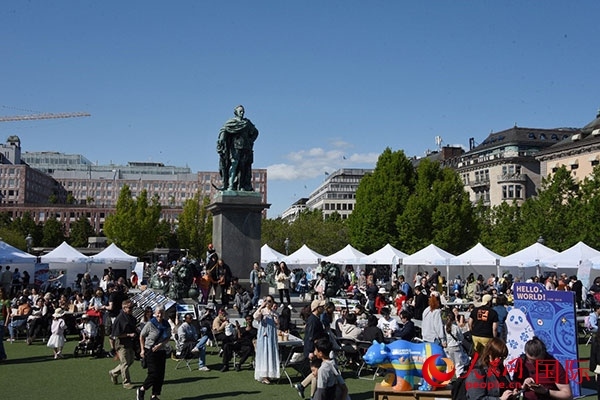 “你好！中國”端午游園會在斯德哥爾摩國王花園廣場舉辦。人民網(wǎng)記者 殷淼攝