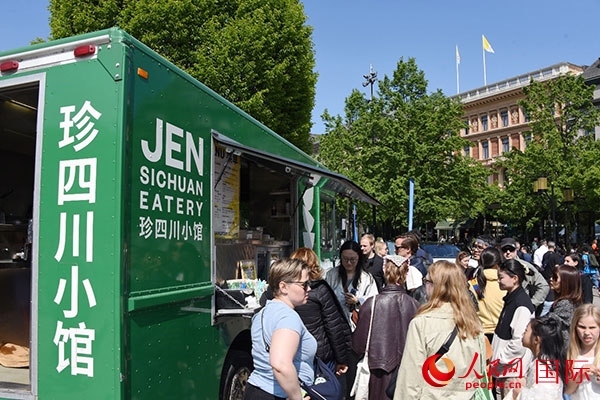 中國美食攤。人民網(wǎng)記者 殷淼攝