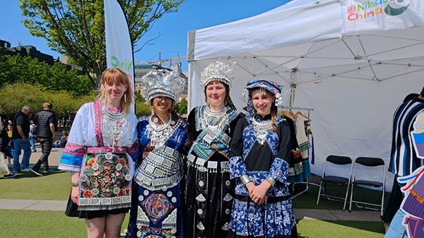 體驗苗族傳統(tǒng)服飾。人民網(wǎng)記者 殷淼