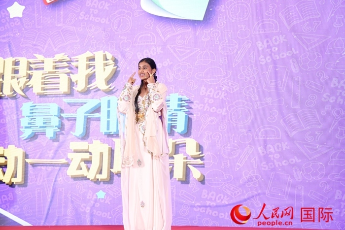 演唱中文歌曲。人民網(wǎng)記者任皓宇攝