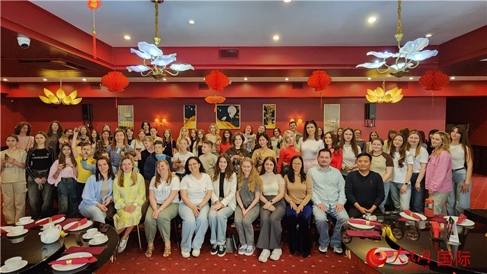 “慶端午學(xué)中文”活動(dòng)全體合照。人民網(wǎng)記者蔡子暢攝