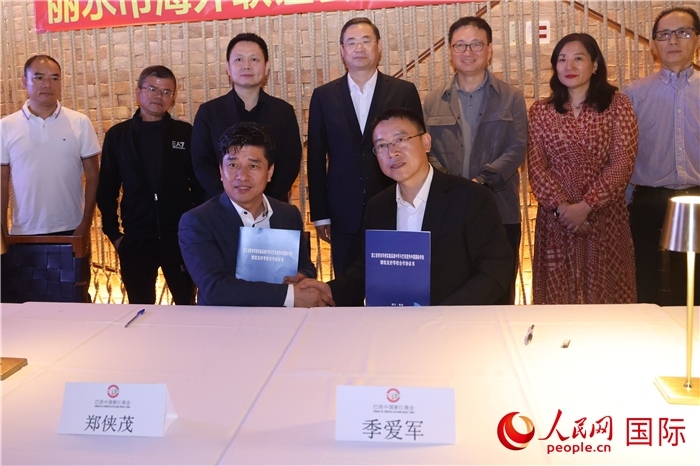 浙江省青田華僑實驗高級中學(xué)與巴西里約中國國際學(xué)校在座談會上締結(jié)為友好學(xué)校，青田縣人民政府僑務(wù)辦公室主任季愛軍和擔(dān)任巴西里約中國國際學(xué)校董事長的鄭俠茂作為代表簽署協(xié)議。 人民網(wǎng)記者 時元皓攝