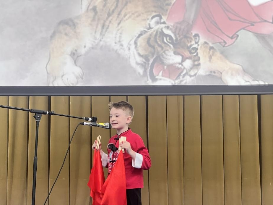 一航表演快板《武松打虎》。布加勒斯特大學(xué)孔子學(xué)院供圖