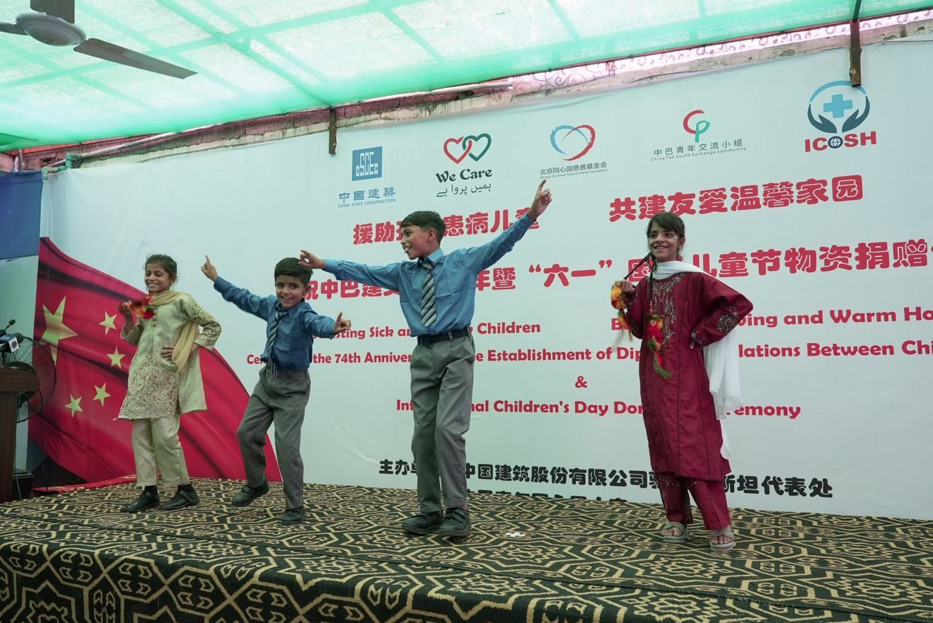 受捐孤兒在活動(dòng)現(xiàn)場(chǎng)表演自己創(chuàng)作的舞蹈節(jié)目。瓦加斯·阿赫邁德攝