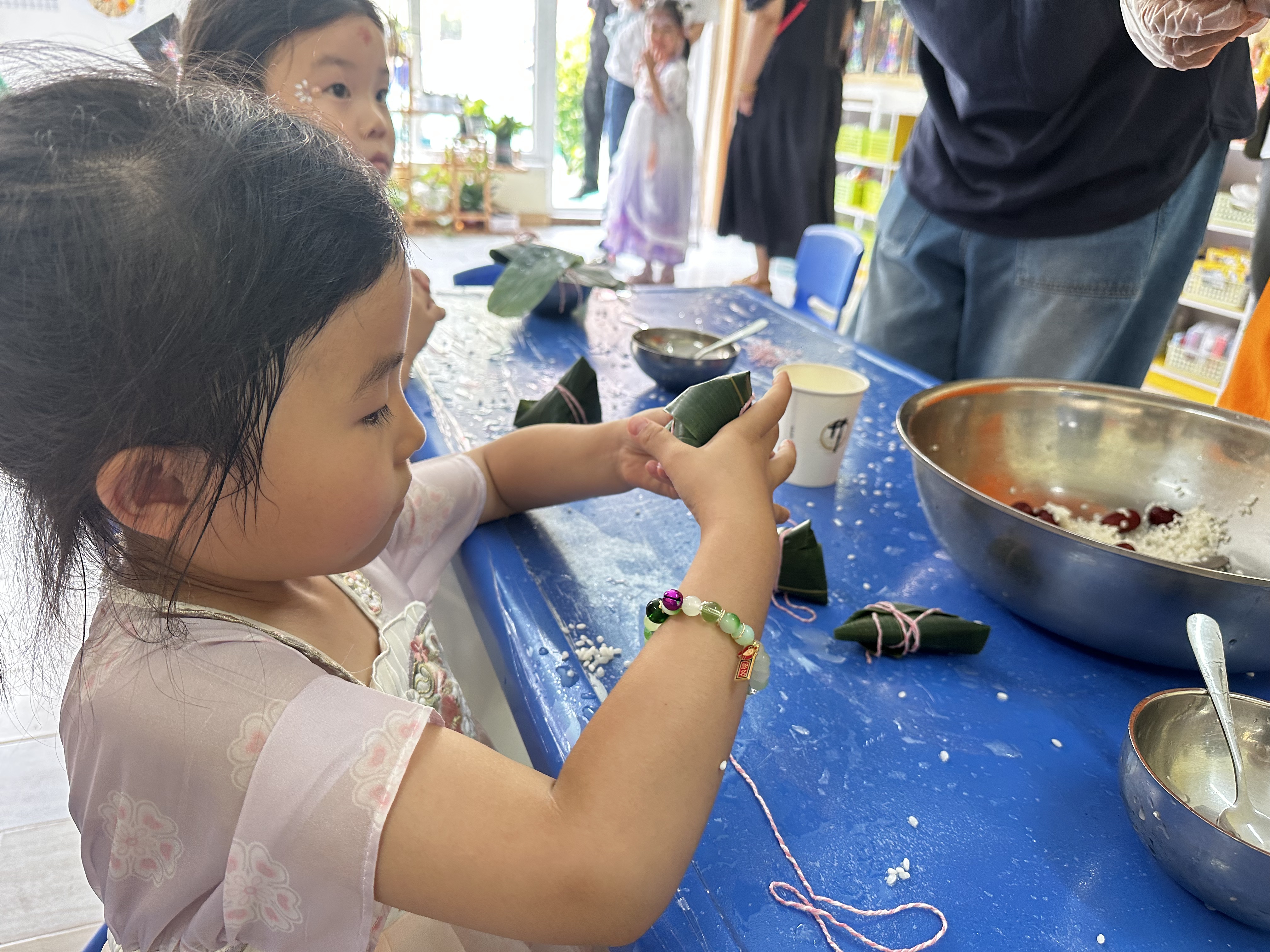 小朋友在體驗(yàn)包粽子。人民網(wǎng)記者 楊虞波羅攝