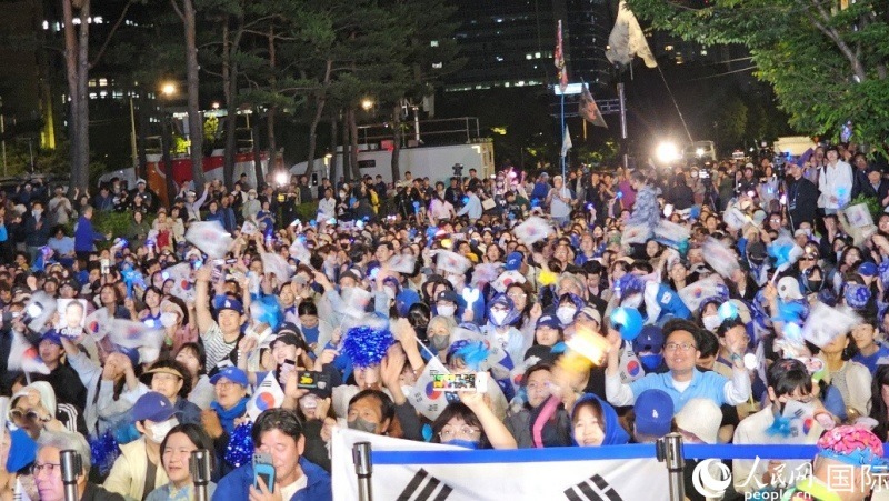 當(dāng)?shù)貢r間4日凌晨，李在明支持者們聚集在國會前等待計票結(jié)果。人民網(wǎng) 柳美鉉攝