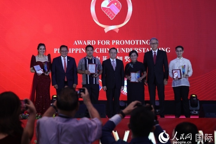 黃溪連大使和菲中了解協(xié)會(huì)主席與榮獲“友誼獎(jiǎng)”的獲獎(jiǎng)?wù)吆嫌傲裟?。人民網(wǎng)記者 樊帆攝