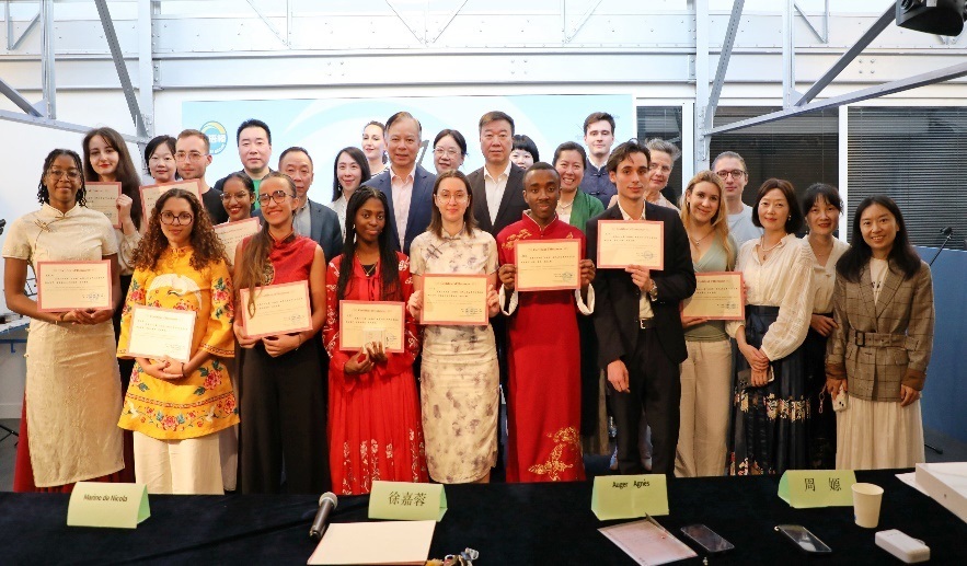圖1：中國(guó)駐法使館公使陳力、教育公參周家貴與比賽師生、評(píng)委合影（圖片：巴黎西岱大學(xué)孔子學(xué)院）